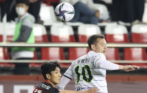 6일 경북 포항시 포항스틸야드에서 열린 2021 하나원큐 K리그1 포항 스틸러스와 전북 현대의 경기에서 전북의 일류첸코가 볼다툼을 하고 있다. /사진=연합뉴스