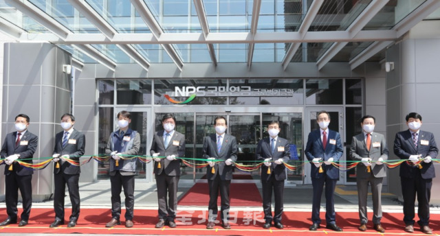 7일 전주 만성동에서 열린 국민연금공단 제2사옥(글로벌 기금관) 준공식에서 참석자들이 테이프 커팅식을 하고 있다. 왼쪽부터 정운천 국회의원, 김성주 국회의원, 최강섭 국민연금공단 노조위원장, 김용진 국민연금공단 이사장, 정세균 국무총리, 권덕철 보건복지부 장관, 송하진 도지사, 송지용 도의장, 강동화 시의장. /사진=전북사진기자단