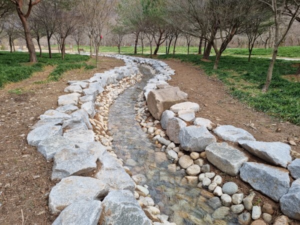 선운산 생태숲 일원에 조성된 400m 시냇물길 바로 옆 선운천에서 깨끗한 계곡물을 유입시켜 운영한다. /사진제공=고창군