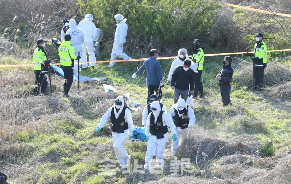 7일 항소심에서도 무기징역을 선고받은 최신종에 의해 지난해 4월 살해된 시신을 경찰이 수습하고 있다.