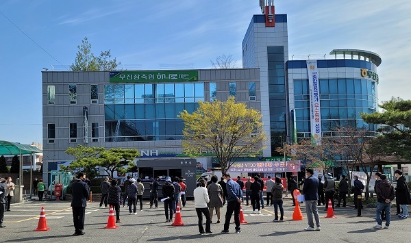 8일 무진장축협 본소 건물 인근서 진안지역 조합원들이 정관개정 철회를 요구하며 집회를 하고 있다.