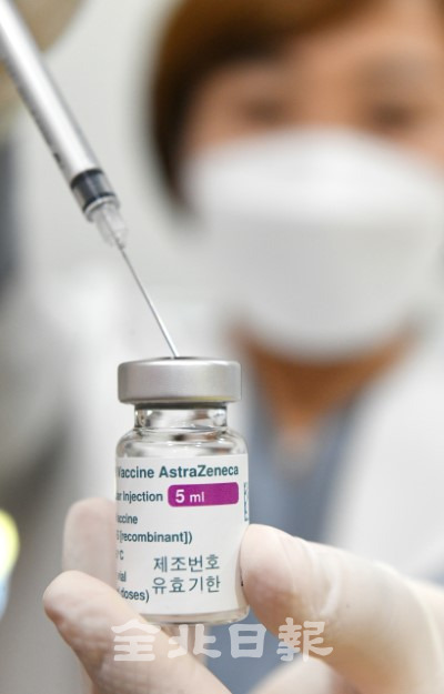 아스트라제네카 백신 접종이 일시 중단되면서 8일 도내 8000여명의 접종 예정자들도 접종이 연기됐다. 사진은 전주의 한 접종실에서 아스트라제네카 백신을 주사기에 분주하는 모습이다. /오세림 기자