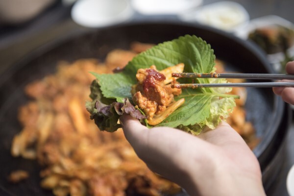 쌈과 함께 싸먹는 춘천 닭갈비