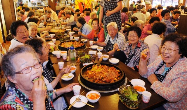 닭갈비를 즐기는 시민들