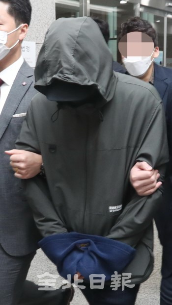 완주 삼봉지구 투기 의혹을 받고 있는 한국토지주택공사(LH) 전북지역본부 직원이 8일 전주지방볍원에서 피의자심문(영장실질심사)을 마치고 유치장으로 호송되고 있다. /조현욱 기자