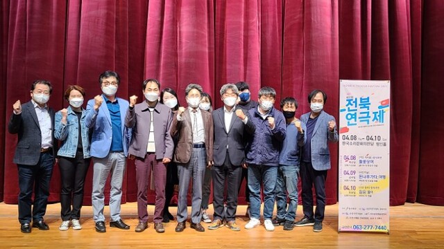 시상식 후 단체 사진.