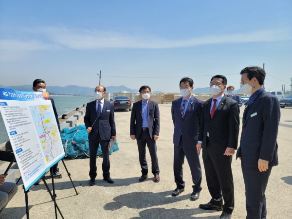 지난 9일 고창·부안 노을대교 건절 예정지에서 국민의힘 정운천 의원, 유기상 고창군수, 권익현 부안군수가 사업 반영을 위한 대책을 논의하고 있다.