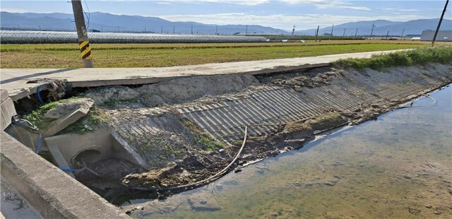 지난해 집중호우로 피해를 입은 남원 금지면 소하천 일대가 복구가 완료되지 않은 채 방치되고 있다.