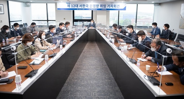 제12대 서한국 전북은행장이 취임 기자회견을 하는 모습.