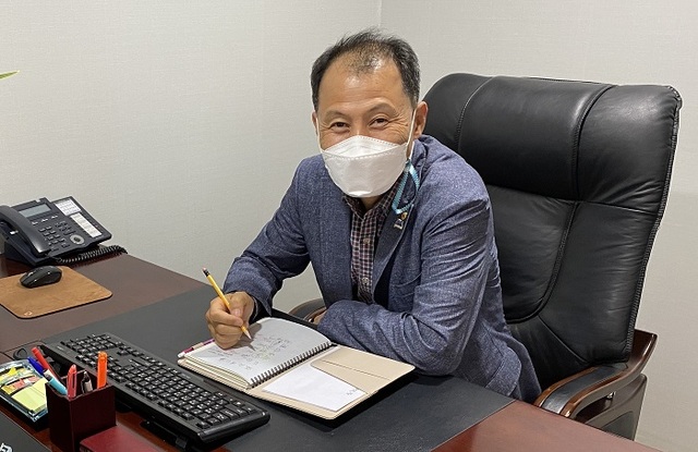 ㈔전라북도청소년단체협의회 박창순 신임회장이 밝은 표정으로 인터뷰에 임하고 있다.