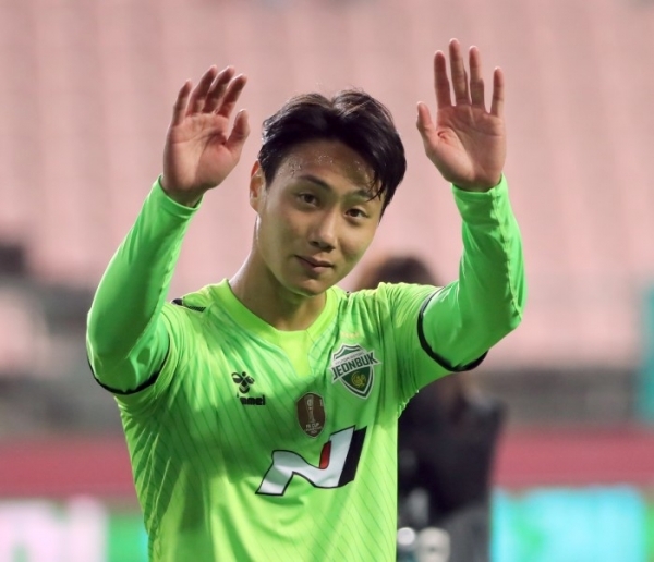 전북 백승호가 11일 전주월드컵경기장에서 프로축구 K리그1 인천과 경기 후 팬들에게 인사하고 있다. /사진=연합뉴스