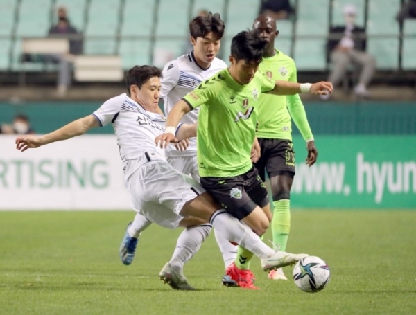 전북 이승기가 11일 전주월드컵경기장에서 열린 프로축구 K리그1 인천과 경기에서 드리블하고 있다. /사진=연합뉴스