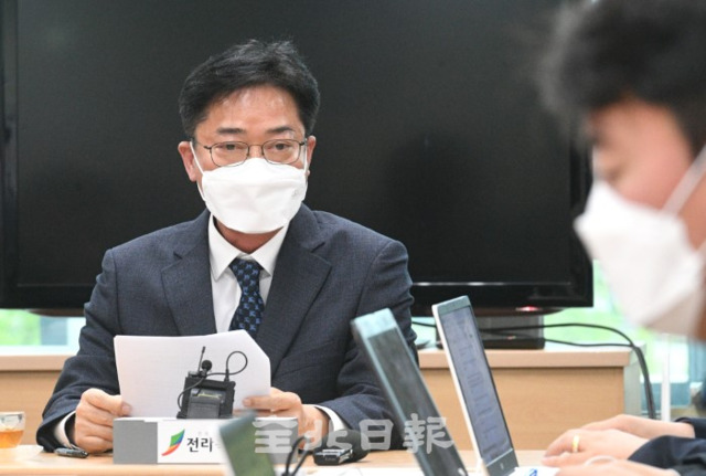 12일 도청 기자실에서 김진철 감사관이 도청 소속 공무원들을 대상으로 부동산 불법거래 정밀조사 결과를 발표하고 있다. /오세림 기자