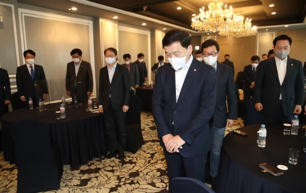 12일 오전 서울 여의도 켄싱턴호텔에서 열린 4.7 재보선 참패후 더불어민주당의 쇄신 진로를 위한 재선의원간담회에서 좌장 역할을 맡은 김철민 의원 등 재선의원들이 고(故) 김대중 노무현 대통령에 대한 묵념을 하고 있다. /사진=연합뉴스