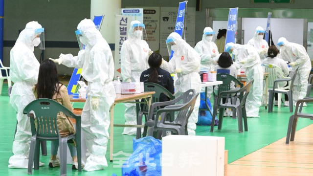 코로나19 확진자가 도내 곳곳에서 발생하며 4차 대유행이 오는것은 아닌지 불안한 상황속에 12일 전주화산체육관 선별진료소에서 시민들이 검사를 받고 있다. /오세림 기자