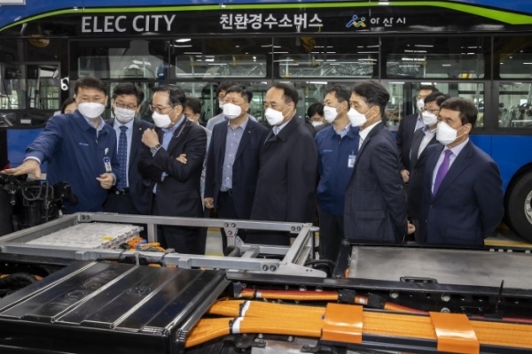 13일 현대자동차 전주공장을 방문한 포스코 임원진이 공장 내부를 둘러보고 있다.