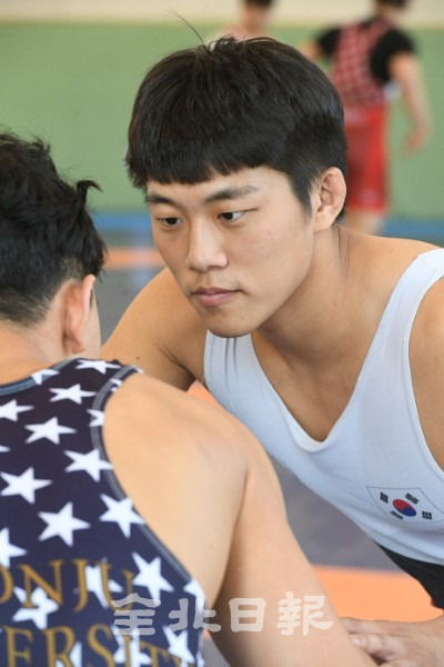 전주대학교 레슬링부 정상연 선수가 훈련에 매진하고 있다. /오세림 기자