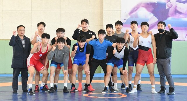 전주대학교 레슬링부 선수들이 화이팅을 외치며 기념촬영을 하고 있다. /오세림 기자