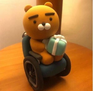 휠체어를 탄 카카오프렌즈의 라이언이 점토 인형으로 표현된 모습 인스타그램 캡쳐. /출처: 어린이동아 2019.9.3. 5면 장진희 기자