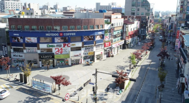 14일 전북대학교를 비롯한 도내 대학교들이 코로나19로 인해 비대면 수업으로 전환하면서 대학로가 썰렁한 모습을 보이고 있다. /조현욱 기자