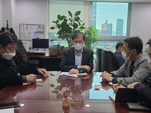 김성주 민주당 전북도당위원장이 국회의원회관에서 전북대선공약에 대한 도당의 입장과 계획을 설명하고 있다.