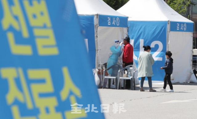 코로나19 확진자가 지속적으로 발생중인 14일 전주종합경기장 선별진료소에서 시민들이 코로나19 검사를 받고 있다. /조현욱 기자