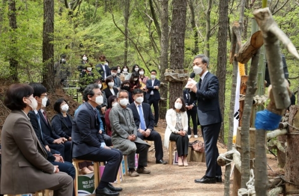15일 전주시 평화동 학산 도서관 개관식에서 김승수 전주시장이 인사말을 하고 있다.
