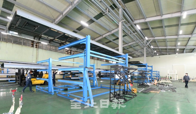 현대자동차 전주공장이 생산량을 줄이면서 협력업체가 경영에 큰 타격을 받고 있다. 15일 완주 산단의 한 현대차 협력업체 출고장에는 생산 제품들로 가득 차 있어야지만 텅 비어 있다. /오세림 기자