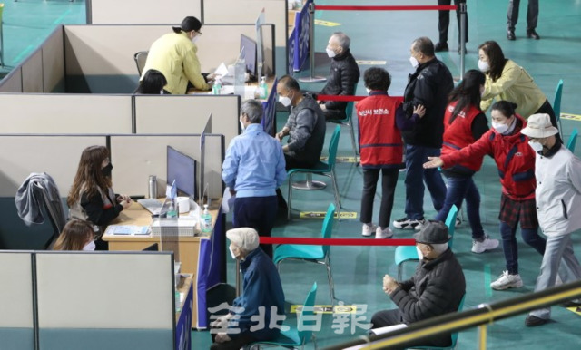 만 75세 이상 어르신들에 대한 익산시의 코로나19 백신 접종이 시작된 15일 익산 실내체육관에 마련된 예방접종센터에서 공공 일자리 근로자들이 어르신들을 안내하고 있다. /조현욱 기자