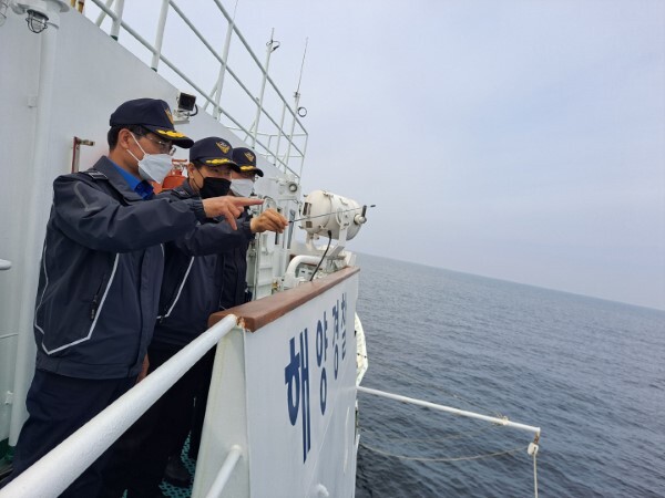 15일 박상식 군산해경서장이 한·중 어업협정선 내·외측 해상에서 중국어선 분포 현황과 조업 실태를 확인하고 있다.