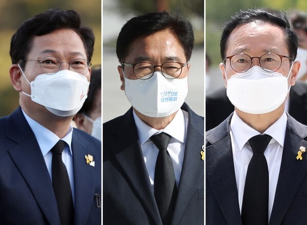 더불어민주당 당대표 출마를 선언한 송영길(왼쪽 사진부터), 우원식, 홍영표 의원이 15일 오후 광주 북구 운정동 국립 5·18민주묘지를 참배하고 있다. /사진=연합뉴스