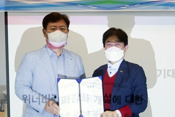 16일 노블레스 키퍼 동행·가입 선언식에서 이강래 (사)맥지청소년사회교육원 이사장(오른쪽)이 인근 군산지역의 위기청소년 지원을 위해 손승건 군장대학교 평생교육원장을 군산헤드키퍼로  위촉했다.