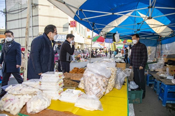 함열시장 상인의 애로사항을 청취 중인 정헌율 일일 함열읍장.