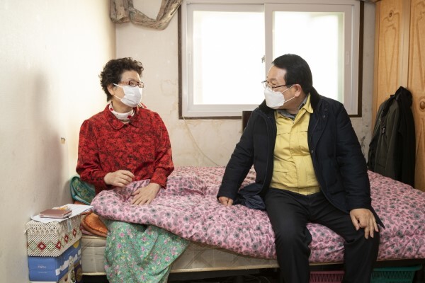 어르신과 담소를 나누고 있는 정헌율 익산시장