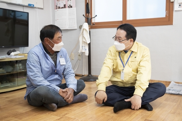 경로당을 방문하여 주민의 민원을 청취중인 정헌율 일일 용동면장.