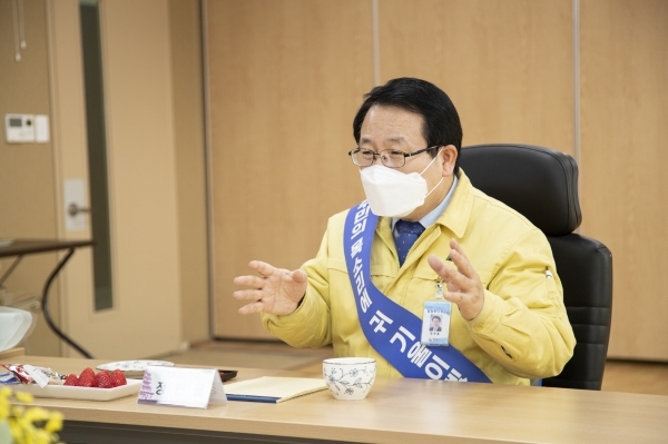 모범시민 표창 수상자들과 차담 중인 정헌율 일일 동산동장.