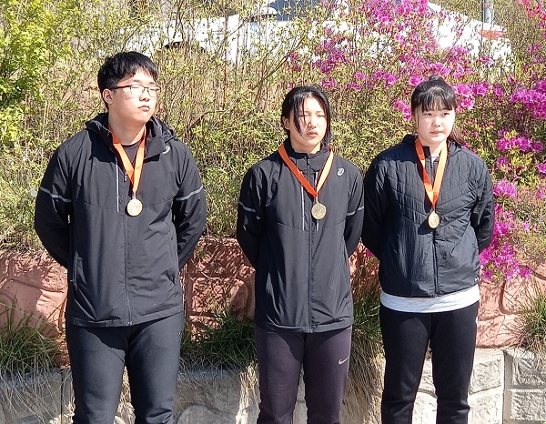 제50회 춘계 전국 중·고등학교 육상경기대회에서 금메달을 획득한 이리공고 육상부 선수들. 왼쪽부터 안상준, 최하나, 임채연 양.