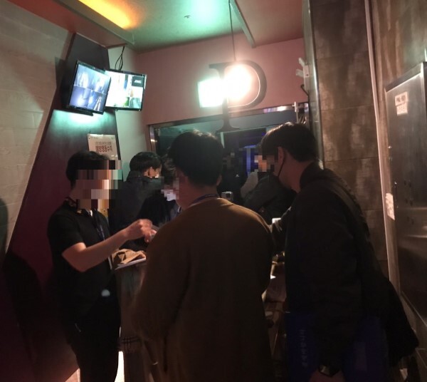 지난 9일 전북경찰청 생활질서계 직원들이 밤 10시 이후 배짱영업을 하는 완주 혁신도시 한 유흥주점을 급습했다. /사진제공=전북경찰청