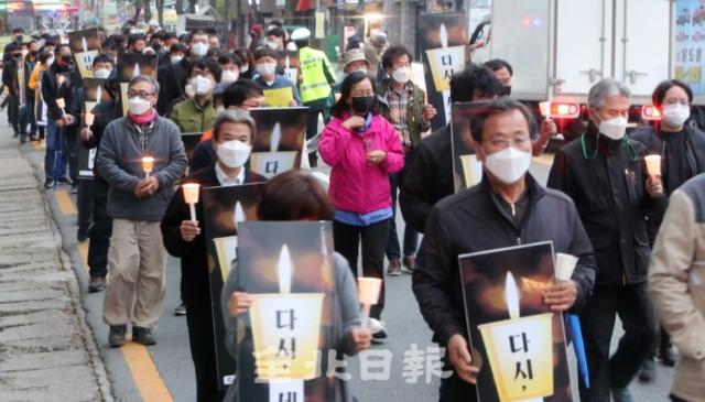 16일 전주시 풍남문광장에서 열린 세월호 7주기 추념식에 참석한 전북지역시민사회단체 관계자들과 시민들이 팔달로를 행진하고 있다. /조현욱 기자