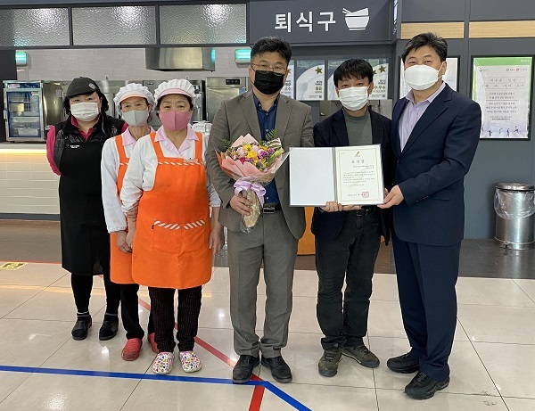 지난 16일 도 관계자들이 정읍녹두장군(하행)유게소에 방문해 휴게소 한식당 관계자에게 도지사 표창을 전달하고 기념촬영을 하고 있다.