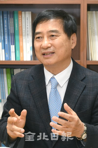 제8대 전북연구원장에 취임한 권혁남 원장이 전북발전의 원동력이 될 수 있도록 최선을 다하겠다는 뜻을 전하고 있다. /오세림 기자