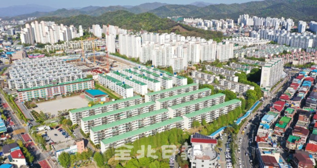 전주시 중화산동, 삼천동 등 5층 이하 단층아파트가 재건축 기대감으로 가격이 치솟는 등 인기몰이를 하고 있다. 18일 전주 삼천동에서 이미 재건축이 시작된 공사현장 주위로 5층 이하 단층아파트들이 빼곡히 들어서 있다. /오세림 기자