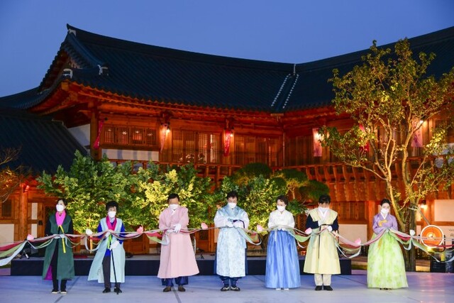 17일 남원시 한복전문체험관 ‘화인당(花人堂)’에서 이환주 남원시장, 양희재 남원시의회 의장 등이 참석한 가운데 개관 기념 행사를 가졌다.