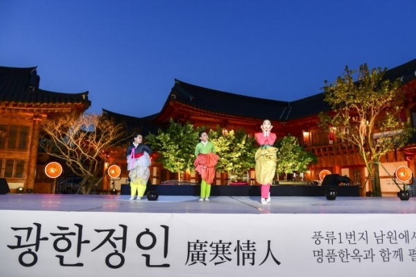 17일 남원시 한복전문체험관 ‘화인당(花人堂)’에서 개관 기념 행사로 김혜순 한복 디자이너와 전북 대표 무용단 두댄스 단원들의 무대로 공연형 패션쇼 ‘광한정인(廣寒情人)’이 선보였다.