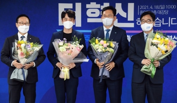 18일 서울 영등포구 더불어민주당 중앙당사 대강당에서 열린 더불어민주당 당대표 선출을 위한 예비경선대회에서 후보들이 꽃다발을 들고 기념촬영 하고 있다. 왼쪽부터 홍영표, 정한도, 송영길, 우원식 후보. /사진=연합뉴스