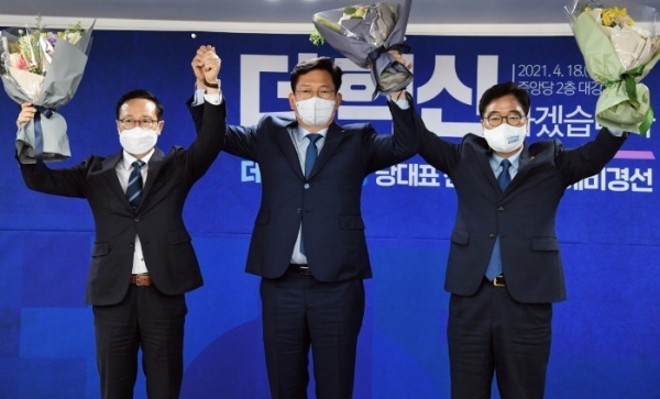 18일 서울 영등포구 더불어민주당 중앙당사 대강당에서 열린 더불어민주당 당대표 선출을 위한 예비경선대회에서 당대표 후보로 선출된 홍영표(왼쪽부터), 송영길, 우원식 후보가 손을 맞잡아 들고 기념촬영을 하고 있다. /사진=연합뉴스