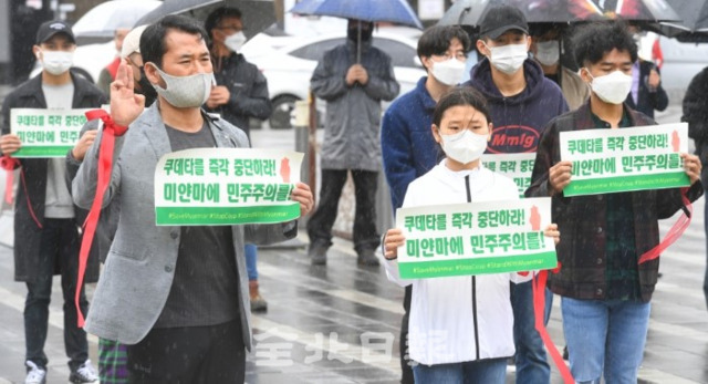 미얀마 군부독재를 규탄하고 민주화를 염원하는 응원의 목소리가 도내 곳곳에서 울려퍼지고 있다. 지난 3일 전주풍남문광장에서 열린 미얀무 민주화 염원 시민문화제에 참석한 미얀마를 응원하고 있다. /오세림 기자