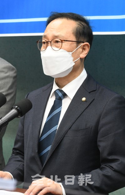 19일 전북도의회 브리핑룸에서 더불어민주당 당대표에 출마한 홍영표 의원이 출마회견을 하고 있다. /오세림 기자