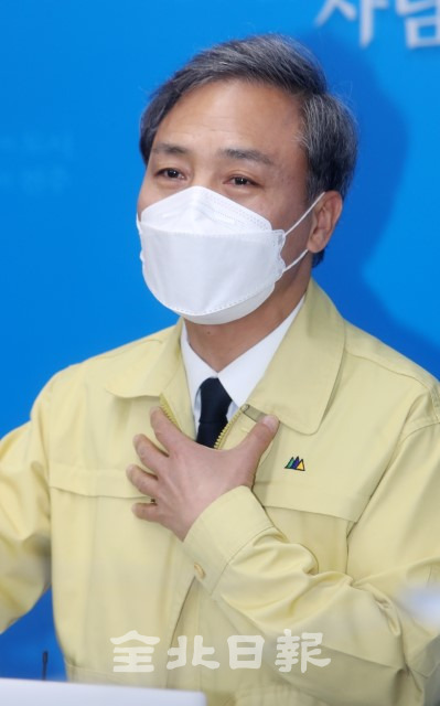 19일 전주시청 브리핑룸에서 김승수 전주시장이 배우자 소유 농지 관련 기자회견을 하고 있다. /조현욱 기자