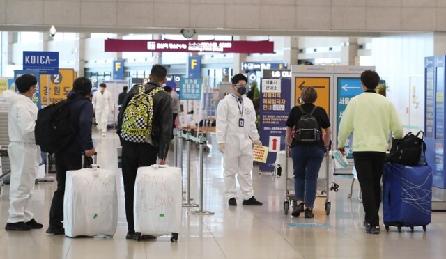 기존 신종 코로나바이러스 감염증(코로나19)보다 전파력이 더 센 것으로 알려진 해외유입 변이 바이러스에 감염된 사례가 꾸준히 늘어나는 가운데 이번에는 인도발(發) '이중 변이'(B.1.617) 감염자까지 확인돼 당국이 바짝 긴장하고 있다. 이중 변이는 아직 구체적인 역학적 위험성은 입증되지 않았지만, 자칫 '4차 유행'을 확산시키는 한 요인이 될 수 있다는 우려가 나오고 있다. 중앙재난안전대책본부(중대본)에 따르면 올해 인도에서 입국한 사람 중 94명이 확진 판정을 받았는데 이 가운데 약 10%에 해당하는 9명이 인도 변이 감염자로 파악됐다. 사진은 19일 영종도 인천국제공항 제1터미널 입국장의 해외입국자들. /사진=연합뉴스